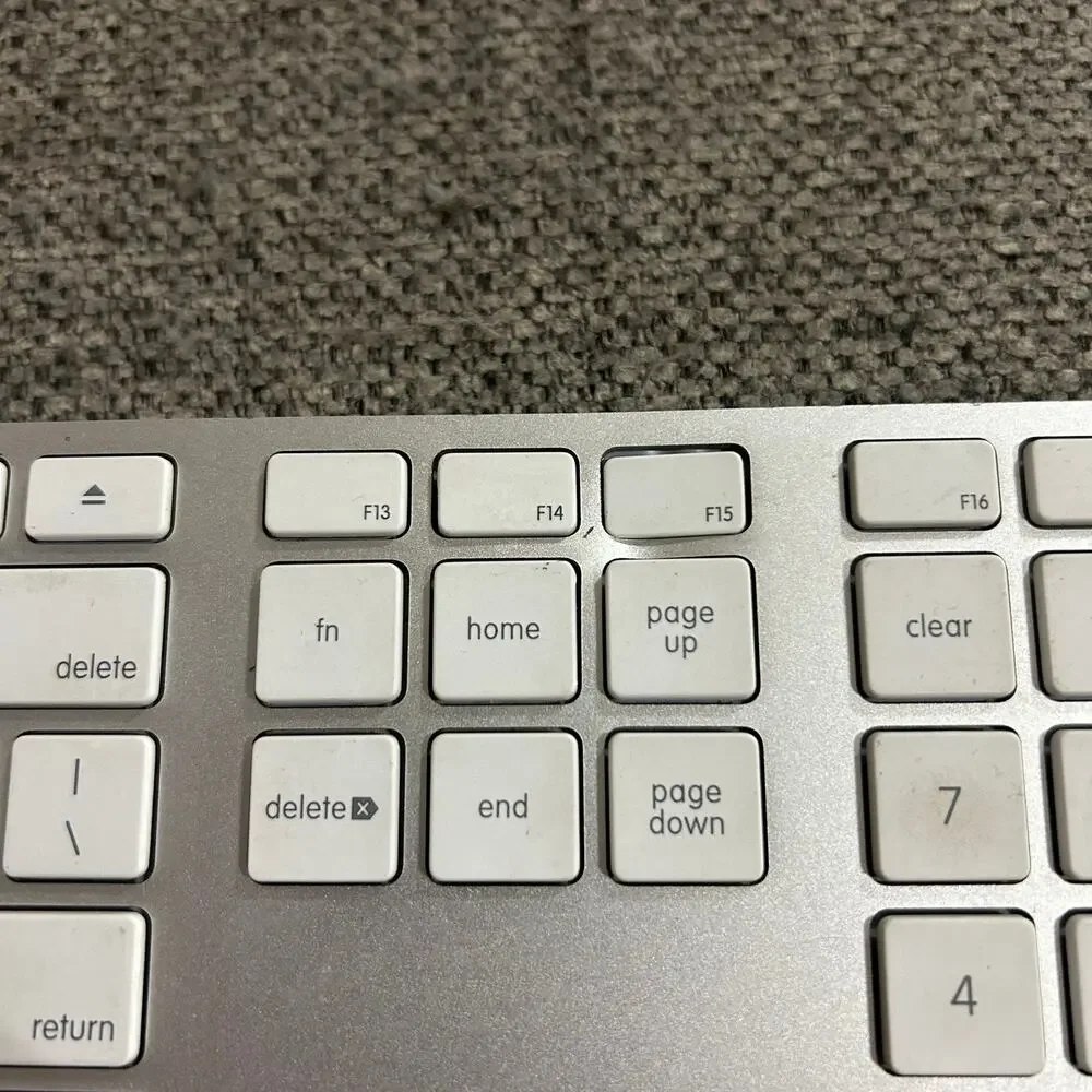 Apple A1234 USB Wired Keyboard w/ Numeric Keypad White Aluminum